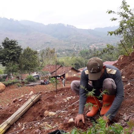 Penghijauan Penanaman Pohon bersama Warga Desa Nagreg Kendan